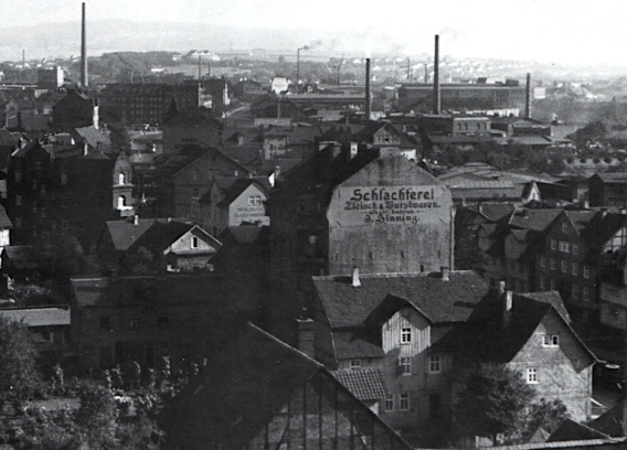 Blick über die Häuser und Schornstein an der Leipziger Str., am Giebel der 1961 kann man Schlachterrei Fleisch- & Wurstwaren Sinning lesen 
