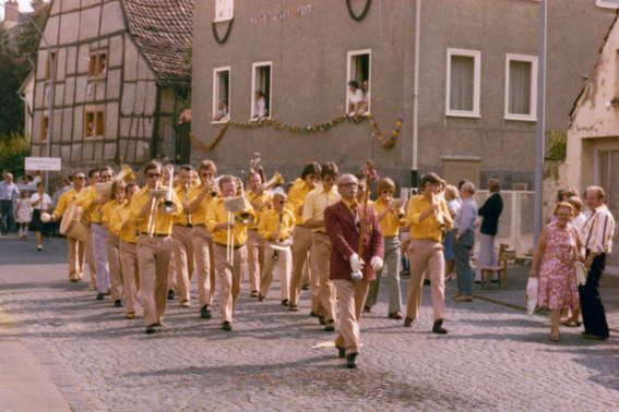 Blaskappelle mit gelben Hemden 