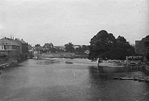  Blick von der Fuldabrücke auf die Unterneustädter Mühle mit dem kleinen Finkenherd (rechts ) links im Bild die Ahnaberger Mühle mit dem großen Finkenherd 