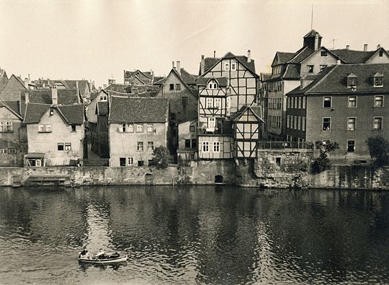 Blick von der Fulda in die Bettenhäuser Straße links das alte Brückenhaus und gegenüber das Rentamt ca. 1930 