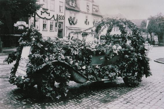 Geschmückte Blumen-Limousine von der Blumenbinderei Hördemann vor Haus am Dorfplatz 