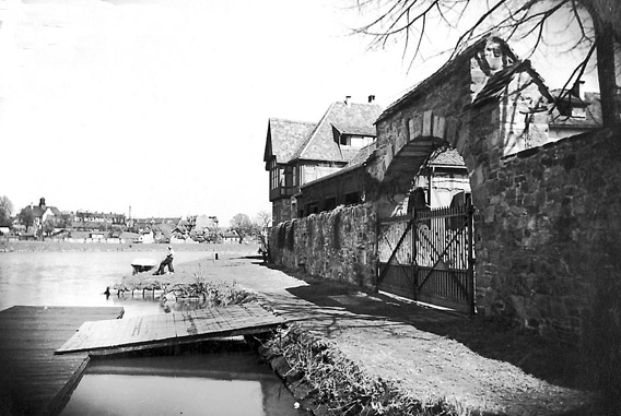 Bootshaus des Rudervereines RVC in den Ruinen ehm. Unterneustädter Mühle 
