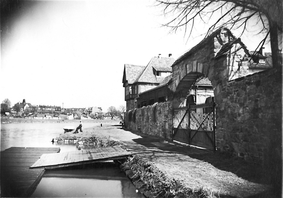 Bootshaus des Kasseler Rudervereins hinter den Mauerresten der alten Unterneustädter Mühle um 1925 