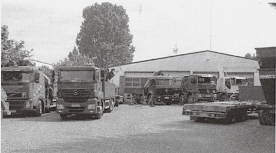 Firmengelände Ellenbacher Straße 8, mehere LKWs stehen auf dem Firmenhof
