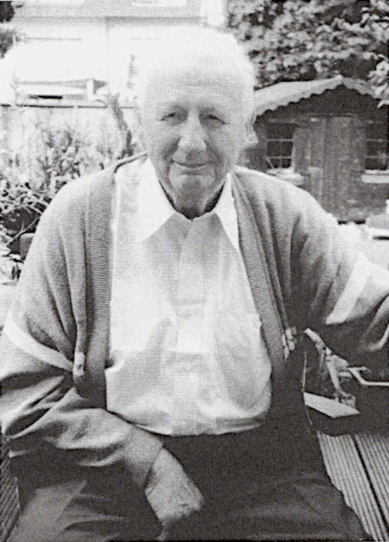 Heinrich Brückmann sitzt im Garten