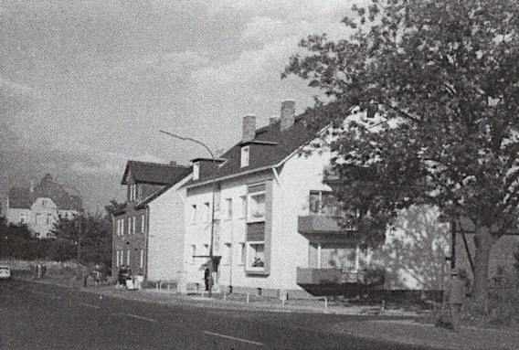 Pfarrstraße 20 und 22, im Hintergrund das Pfarrhaus Nr. 34