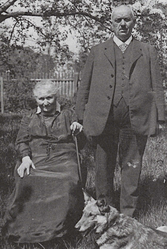  Karl Brückmann und Ehefrau Anna Gertrud mit Schäferhund im Garten