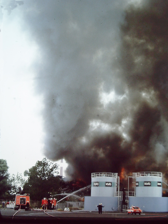 Feuerwehrleute kühlen Tank 