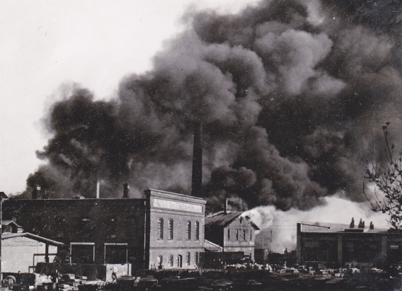 Dunkele Rauchwolken über der Firma Ton- und Steinzeugwerke, 1950