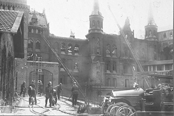 Feuerwehrleute im Einsatz mit Leitern an der Vogtschen Mühle, Brand 1926