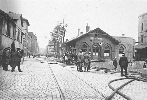 Weserstraße 1926 Schläuche, Fuerwehr und Polizei vor Vogtscher Mühle