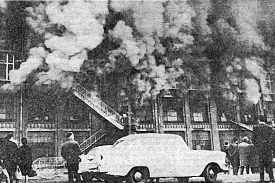 Viele Schaulustige beobachteten das Brandscenario im März 1965 