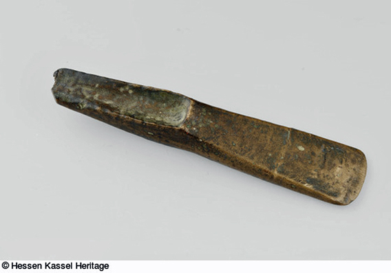 Das auf dem Kasseler Forst gefundene Bronzeabsatzbeil. Invent. Nr. VF 885 