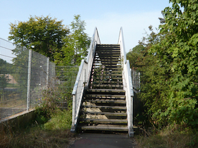 Brücke über die Gleisanlagen zur Wohnstraße 