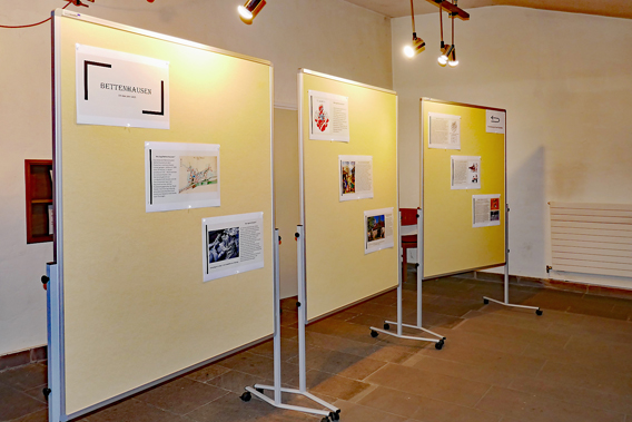 Der beschreibende Text zur Ausstellung auf drei Tafeln 