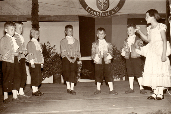 Verkleidete Kinder auf der Bühne