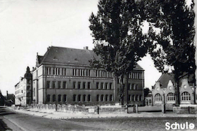 Bürgerschule 25 und Schulhof 