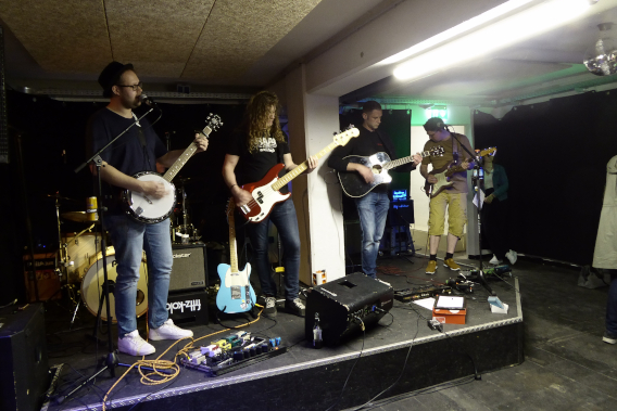 Musiker mit E-Gitarren auf der Bühne 2025 