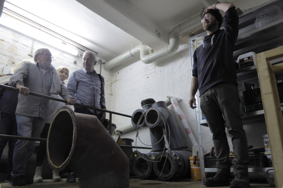 Gruppe bei der Führung durch Klaus Macpolowski im Bunkerkeller 