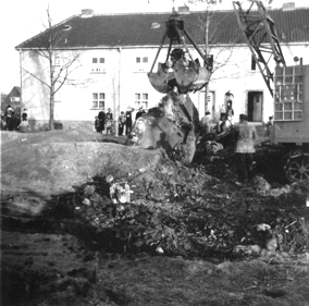 Ein Bagger entfernt Betonteile eines Bunkers, der unter dem Schröderplatz gebaut war 