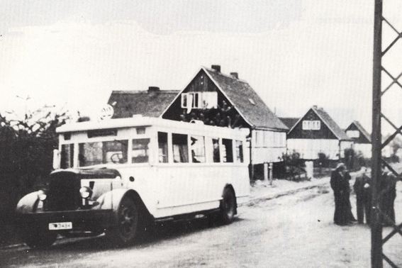 Bushaltestelle vor Siedlungshäusern des Erlenfeldes, 1932 