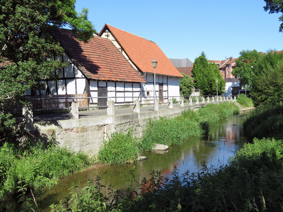 Blick über die Losse auf Fachwerkhäuser in der Buttlarstraße, 2016 