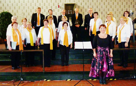 Der Gem. Chor von 1861 vor dem Auftritt zu dem Konzert Traditionals - Folk, Shanty, Gospel & Co. am Sonntag, dem 16. Juni 2019 in der voll besetzten St. Elisabeth-Kirche 