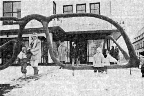 Die riesge Brille des Künstlers Colani vor dem Geschäft in der Wilhelmshöher Allee 294 