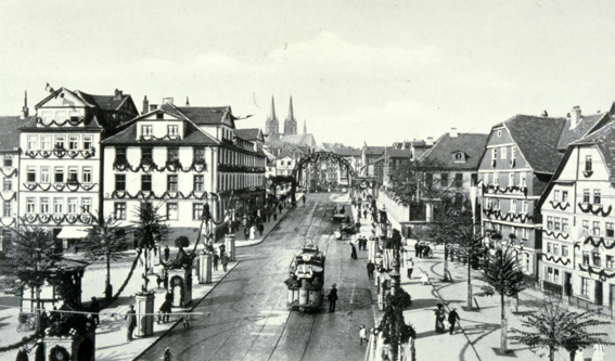 Holzmarkt geschmückt zur Tausendjahrfeier 1913 Blick zum Altmarkt und Martinskirche 
