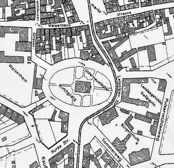 Der Platz in seiner Form nicht kreisrund, mit einer elypsenförmigen Anlage quer zu den alten Straßen der Unterneustadt angelegt, stellt im Adressbuch, ein gewisses Kuriosum dar. 