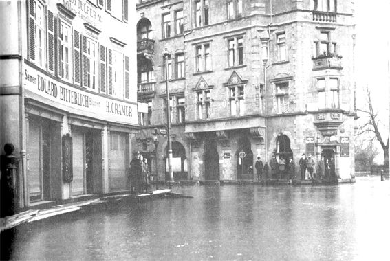 Hochwasser Unterneustädter Kirchplatz 1924/25 Anwohner gehen auf Holzstegen 