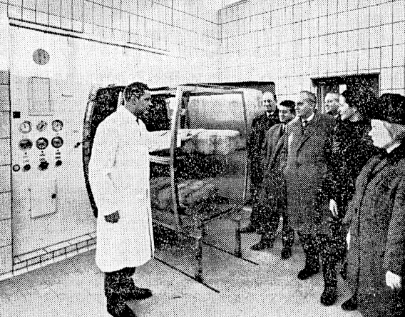 Neue Desinfektionsanlage, Nürnberger Str. 1, Gästen wird der Autoklav erklärt, 1965