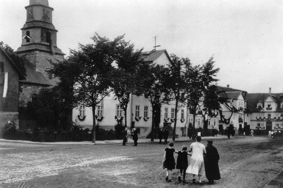 geschmückten Häusern und Bettenhäuser Familien auf dem Weg zum Festplatz 