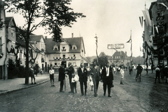 Menschengruppe auf dem Heimweg vom Festplatz 