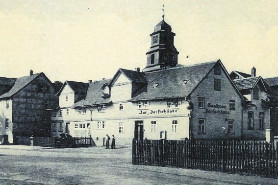 Zwei Personen vor Gasthaus 