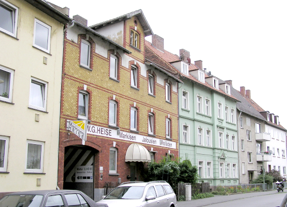 Häuser Dormannweg 15-19, Reklame der Fa. Heise am Haus 15, 2005 