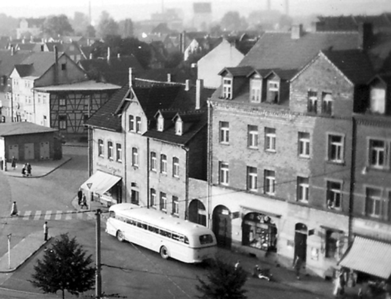 Bus steht vor Haus Dormannweg 3 am Leipziger Platz 