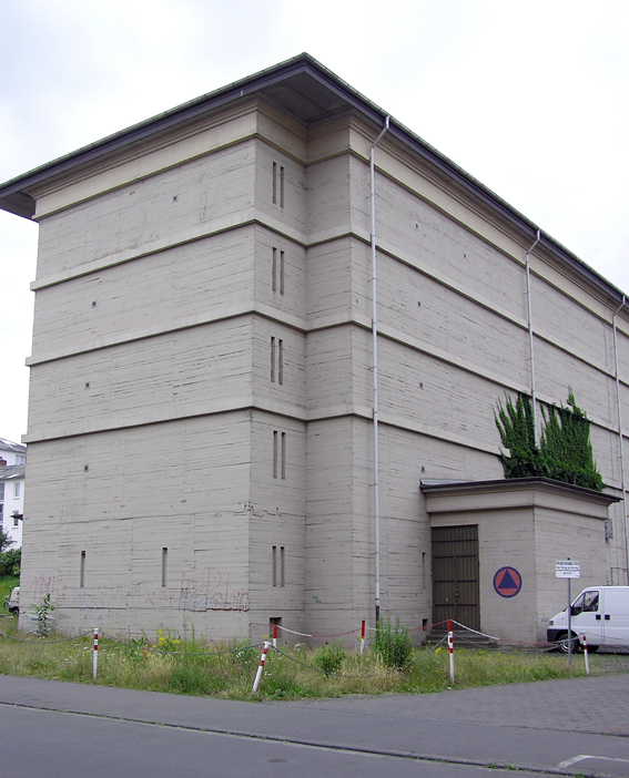 Hochbunker im Dormannweg, neben der Eingangsschleuse parkt ein Kleintransporter 