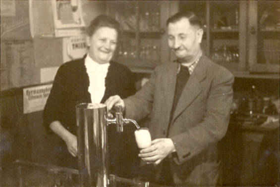 Auguste und Andreas Althans in ihrem Lokal am Zapfhahn vor 1958 
