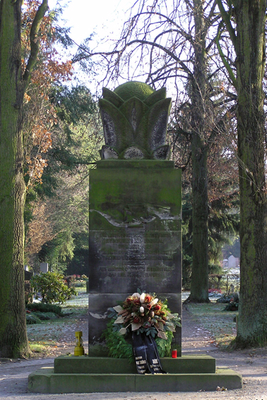 Das Ehrenmal auf dem Hauptweg des Friedhofs davor Trauerkranz 