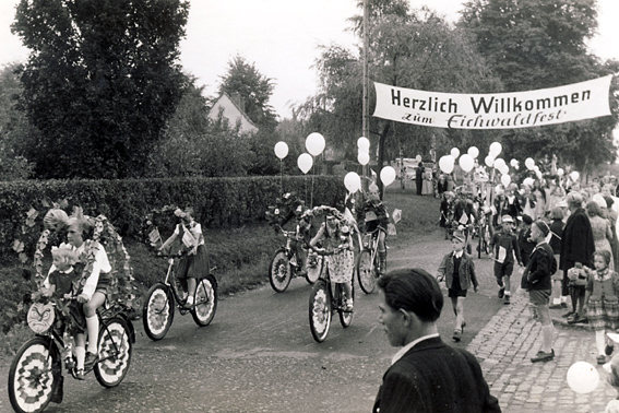 Umzug 1954 geschmückte Fahrräder Herzlich Willkommen Transparent