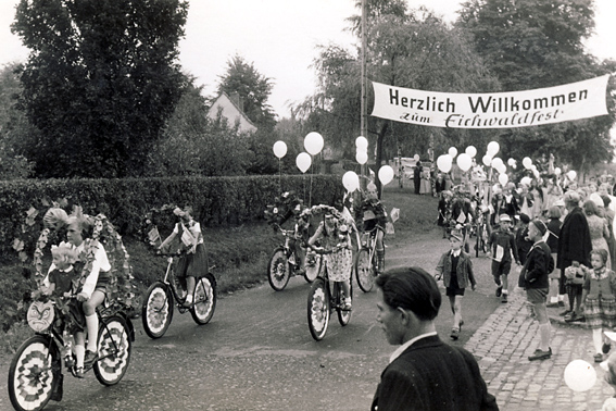 Umzug 1954 geschmückte Fahrräder Herzlich Willkommen Transparent 