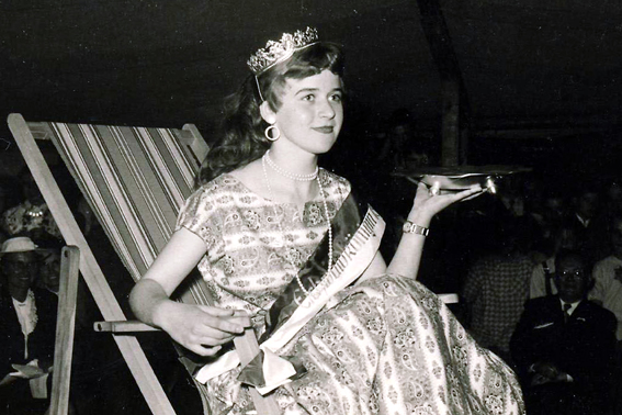 Die Eichwaldkönigin Mit Krone und Scherbe 1956 