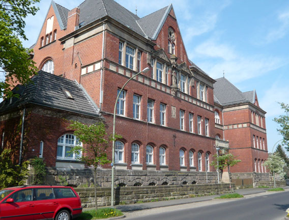 Im Jahr 2009 beherbergt das renovierte Gebäude die Losseschule.