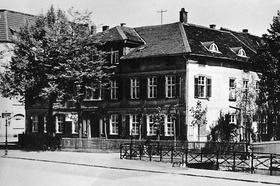 Die Spar-und Kreditbank hatte in Elbeltshof am Dorfplatz ihre ersten Geschaeftsraeume 
