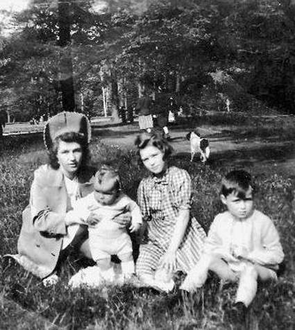 Elisabeth sitzt mit ihren Kindern auf dem Rasen 