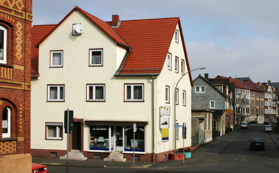 Blick auf das Haus Erfurterstraße 29 mit Ladengeschäft im EG, im Hintergrund die Häuser der Osterholzstraße 