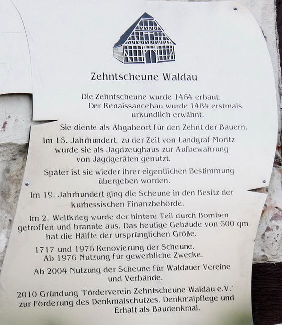 Erinnerungstafel des Arbeitskreises Waldauer Geschichte(n) an der Giebelwand 