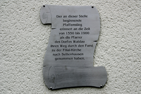 Tafel zur Erinnerung an den Pfaffenstieg in Waldau 