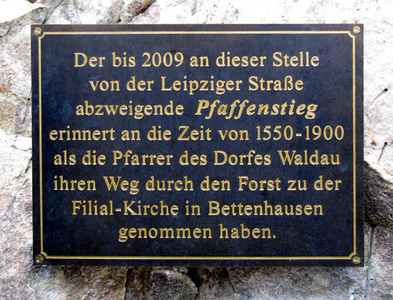 Messingtafel zur Erinnerung an den Pfaffenstieg